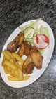 Kinder Vleugels met sla en friet