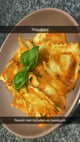 Gevulde ravioli met tomaten en basilicum .en mozzarella