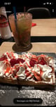 Wafel met slagroom en aardbei