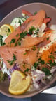 Gemengde salade met zalm.