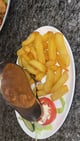 Stoofvlees met sla en friet.